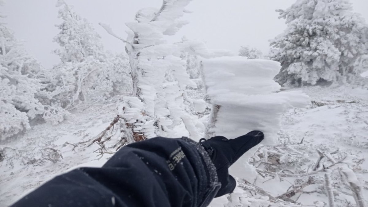 Agustín Sandoval muestra la buena capa de nieve de Urbión, donde la sensación térmica bajaba de 20 bajo cero. AGUSTÍN SANDOVAL