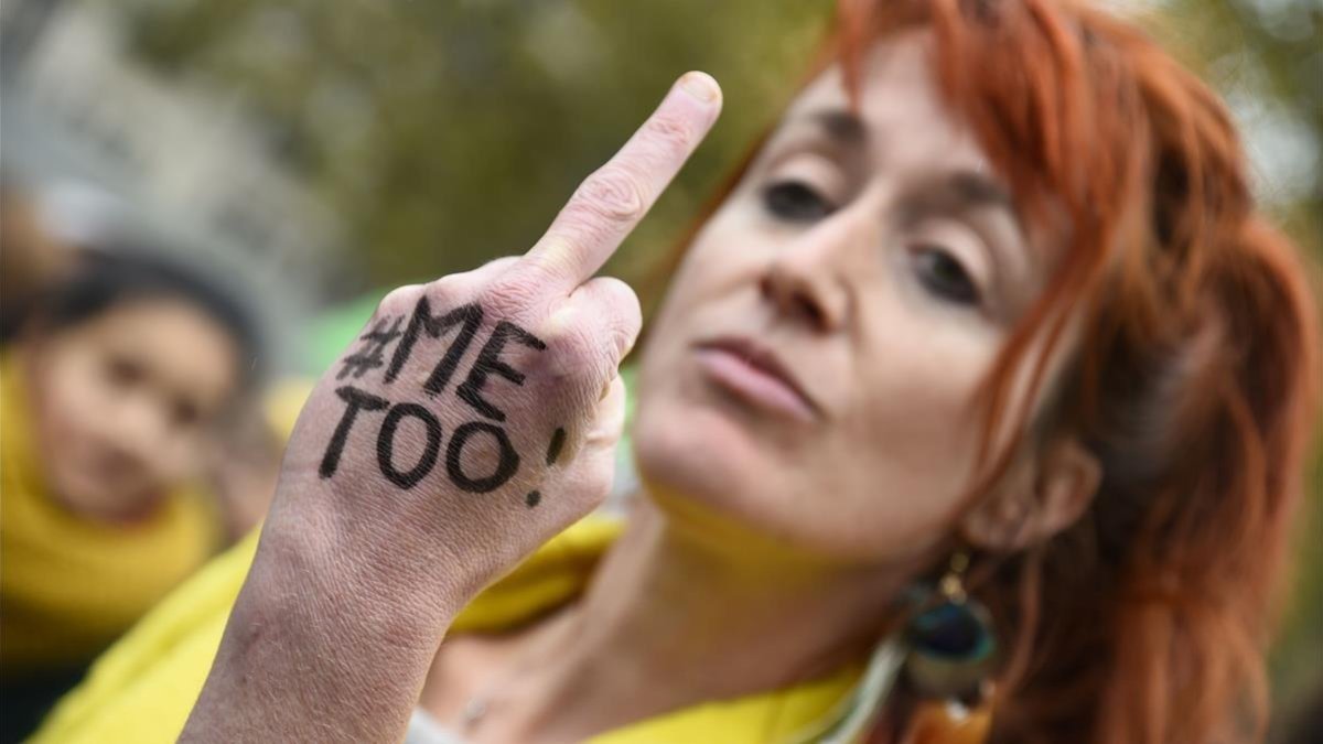 Una mujer muestra su dedo corazón en una manifestación convocada por el colectivo Efront-e-es, en la plaza de la República de París.  /-BERTRAND GUAY / AFP