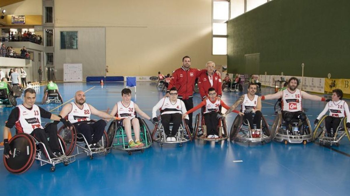 El equipo del CAI Deporte Adaptado, ganador del Nacional de quad rugby, en la pista del polideportivo de Ólvega.-HDS