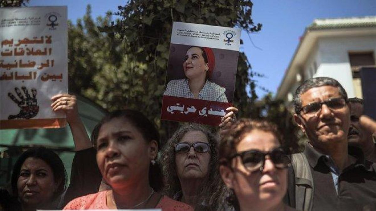 Manifestación frente a un tribunal de Rabat en solidaridad con la periodista Hajar Raissouni, el pasado 9 de septiembre.-AP