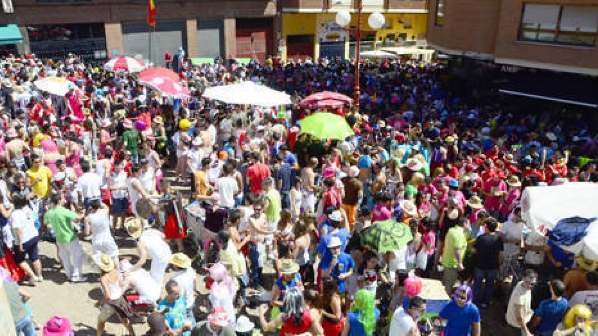 Turistas y sorianos celebrando el viernes de Toros cerca de la Zona. / ÁLVARO MARTÍNEZ-