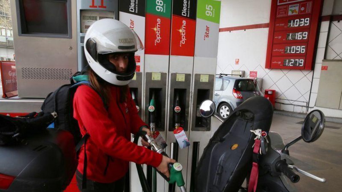 Un motorista reposta combustible en una gasolinera de Barcelona.-RICARD CUGAT