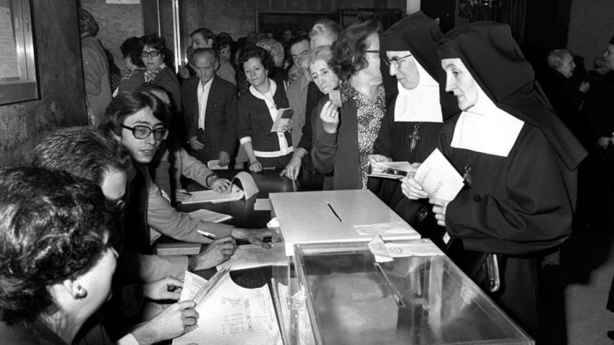 Unas monjas votan en un colegio electoral, el 15 de junio de 1977.-EFE