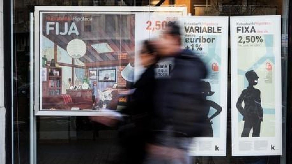 Una oficina de Kutxabank en Barcelona hace publicidad de sus hipotecas.-FERRAN NADEU