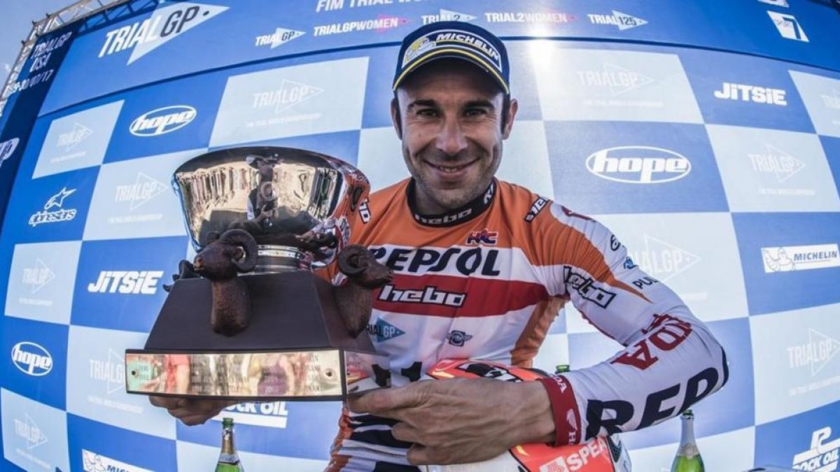El catalán Toni Bou (Montesa-Honda) muestra el trofeo que le acredita como campeón del mundo por 22ª vez-REPSOL HONDA TEAM
