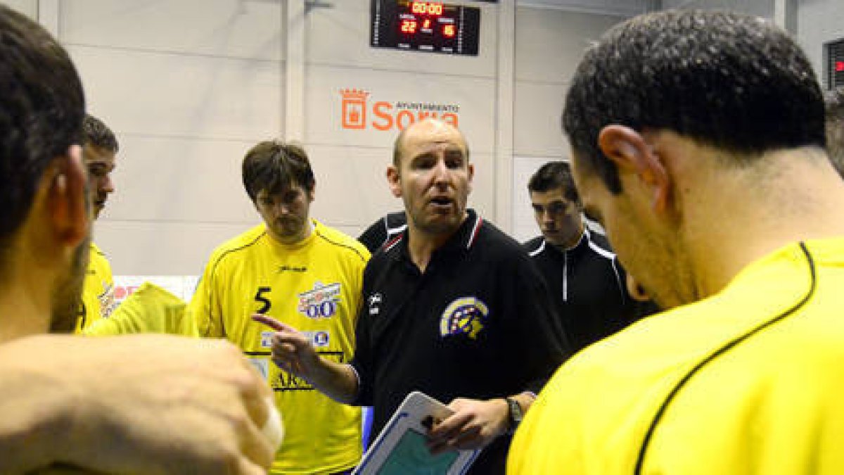 Fernando Sánchez da instrucciones a sus jugadores durante un partido. / DIEGO MAYOR-