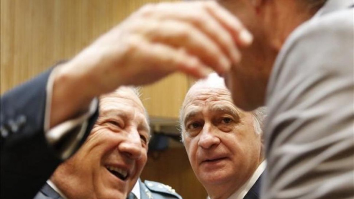 El ministro del Interior, Jorge Fernández Díaz, y el director del CNI, Félix Sanz Roldan.-AGUSTÍN CATALÁN