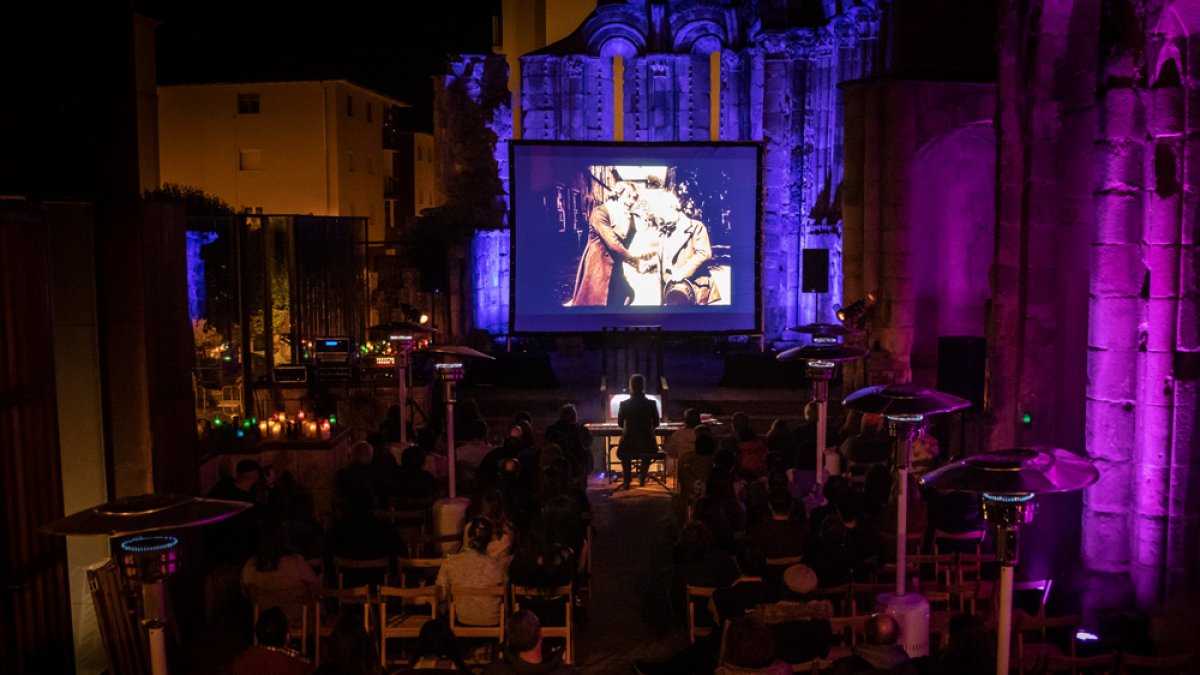 Proyección de ‘Nosferatu’, durante el pasado Festival de las Ánimas, en las ruinas de San Nicolás. GONZALO MONTESEGURO