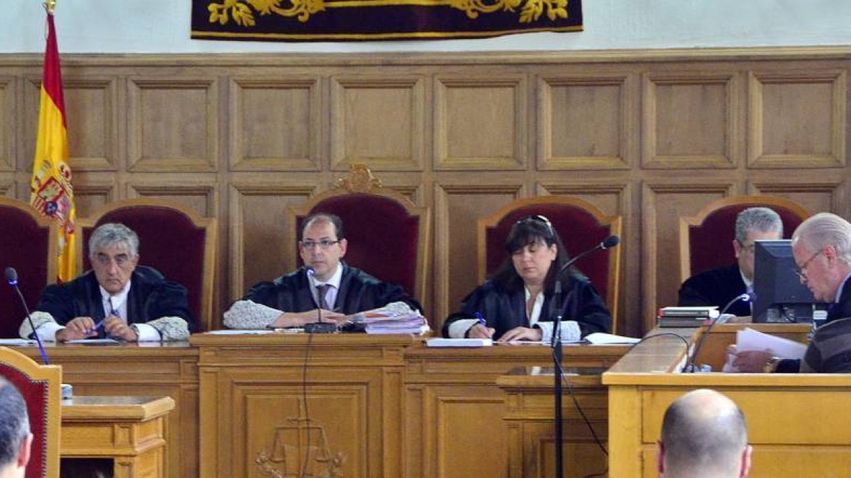 Miembros de la sala de la Audiencia durante un juicio celebrado este año bajo la presidencia de José Manuel Sánchez Siscart.-ÁLVARO MARTÍNEZ