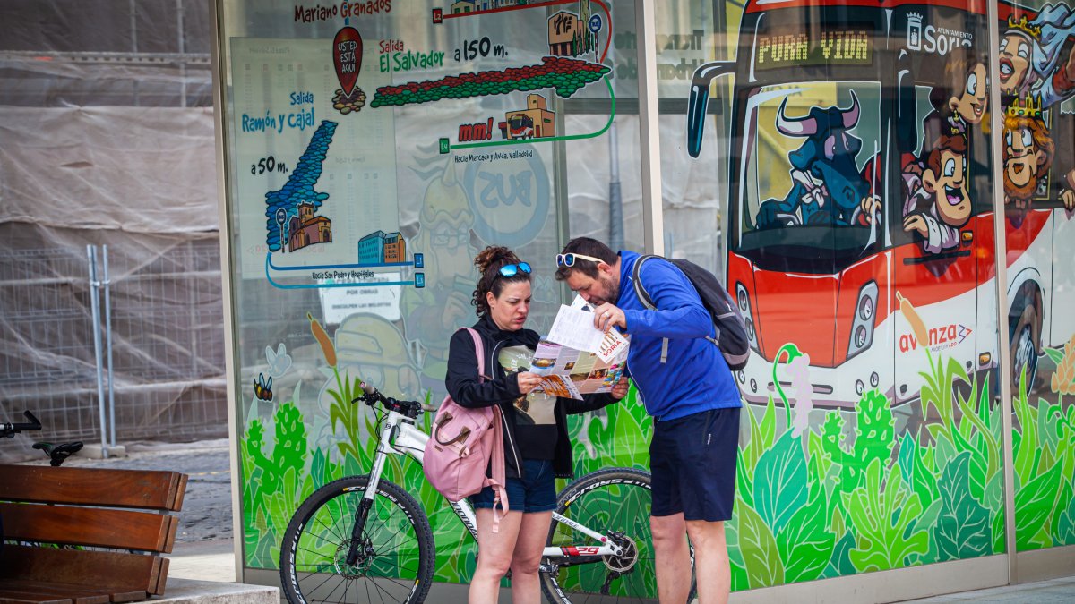 Turistas en el centro de la capital. MARIO TEJEDOR