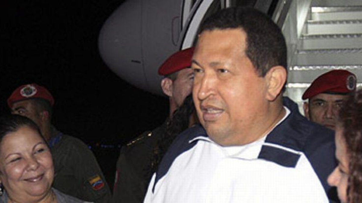 El expresidente de Venezuela, Hugo Chavez, en su llegada de Cuba al aeropuerto Simon Bolivar, en Caracas. Reuteres-REUTERS