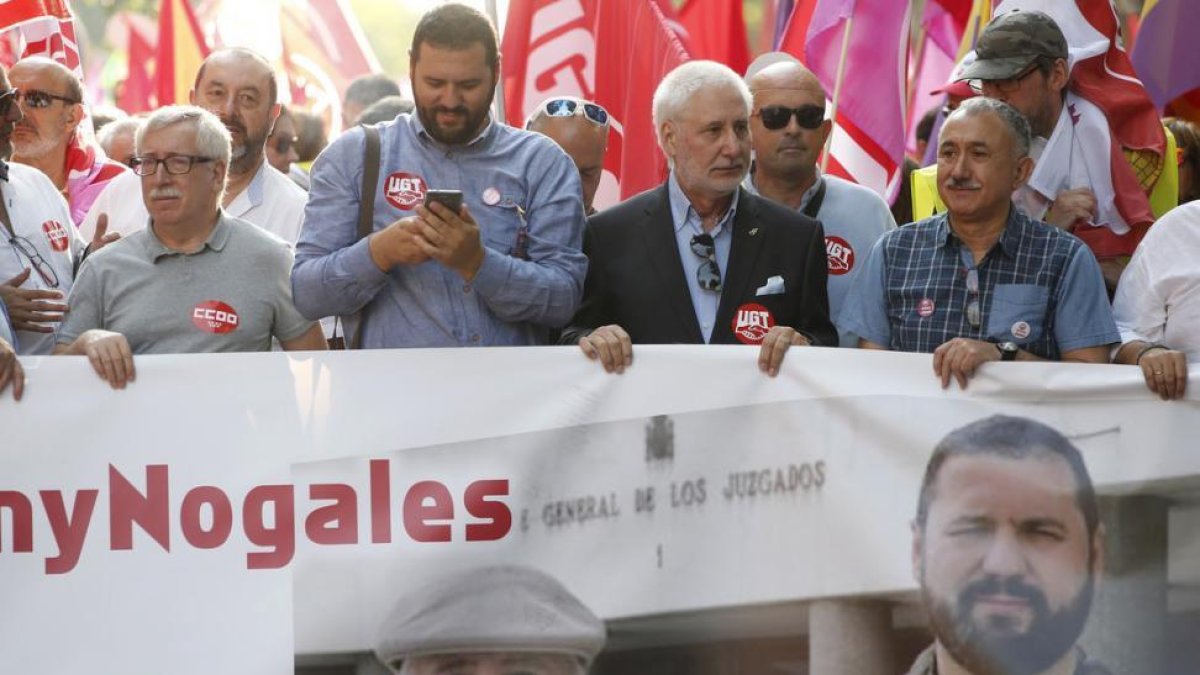 Los secretarios de UGT, Pepe Álvarez, (d) y de CCOO, Ignacio Fernández Toxo,(i), en la manifestación en apoyo a Rubén Ranz, centro-derecha, y José Manuel Nogales, centro-izquierda, con motivo del inicio del juicio en el que la Fiscalía pide siete años de-EFE