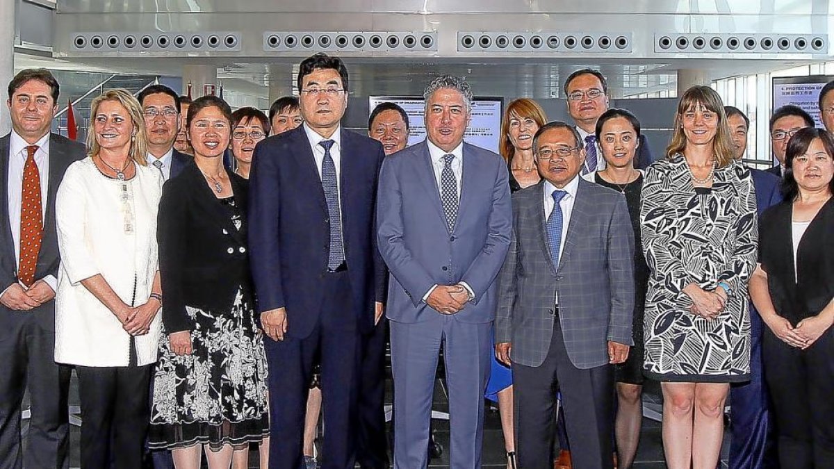 Tomás Burgos, en el centro, con los representantes de la delegación china.-ICAL