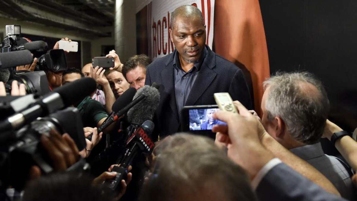Hakeem Olajuwon fue homenajeado por los Rockets.-ERIC CHRISTIAN SMITH / AP