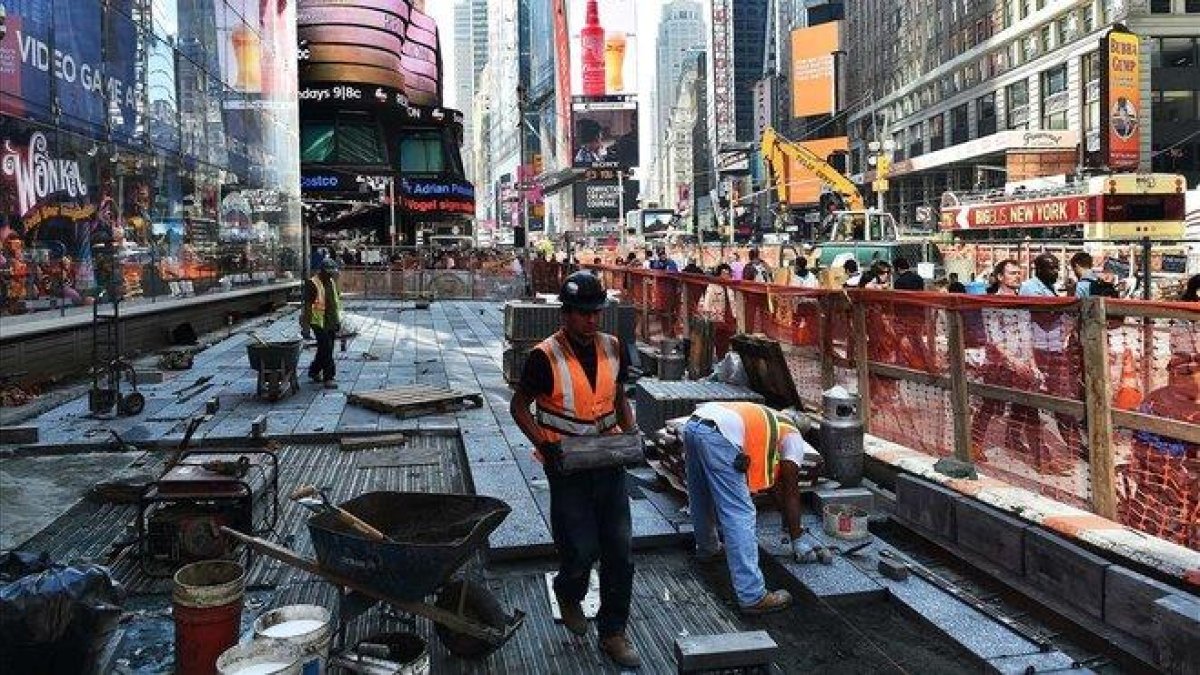 Trabajadores de la construcción llevan a cabo una obra en Times Square (Nueva York).-