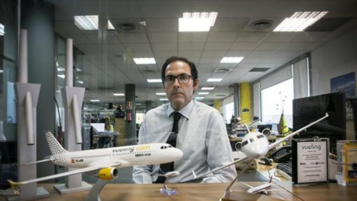 Javier Sánchez-Prieto, presidente de Vueling, en su despacho de las instalaciones de la compañía en el Polígono Mas Blau de El Prat de Llobregat.-/ JOAN CORTADELLAS