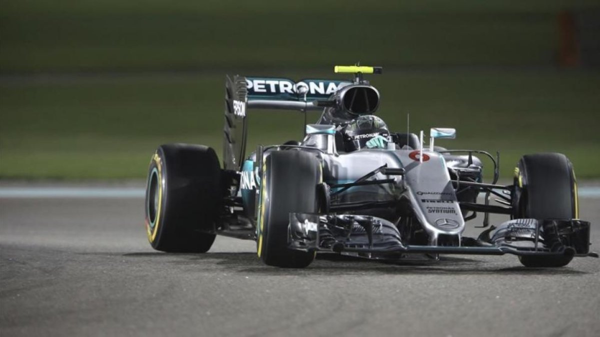 Nico Rosberg, en Abu Dabi, conduce hacia su título mundial.-AP