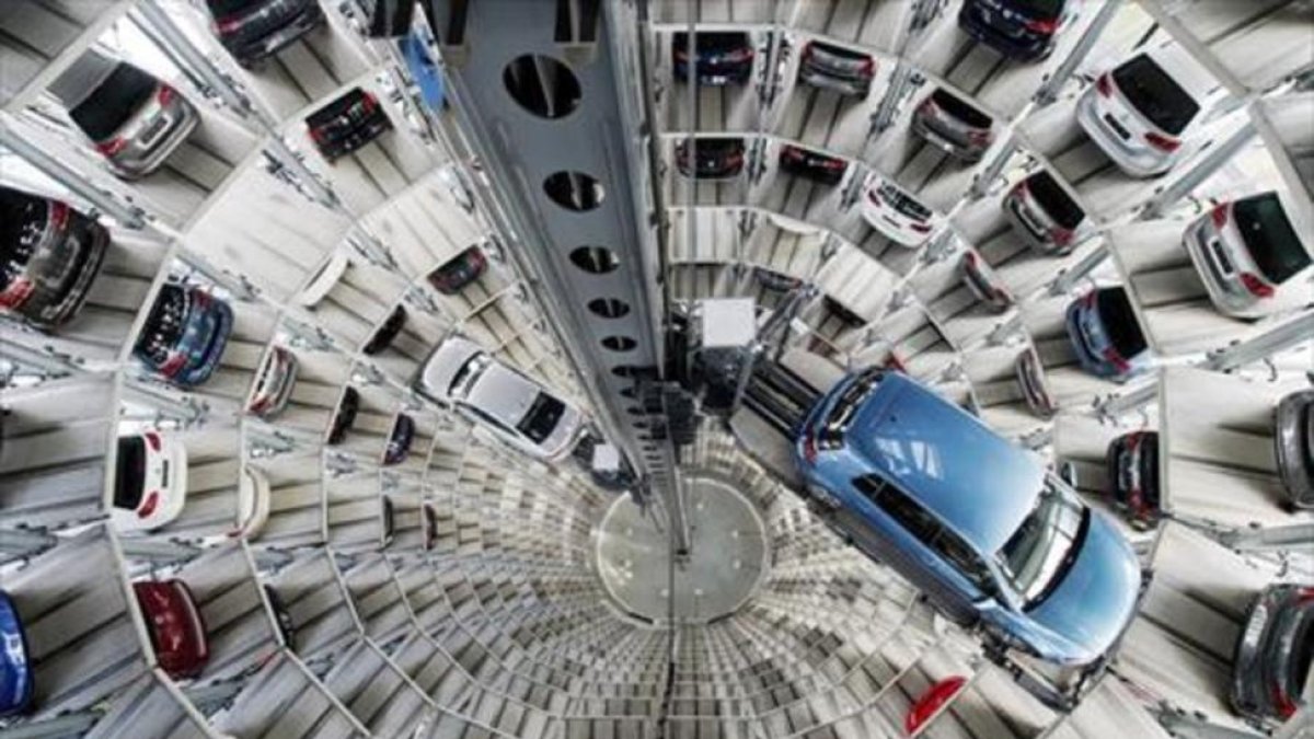 Vehículos en una torre de la sede de Volkswagen en Wolfsburgo.-EFE / JULIAN STRATENSCHULTE