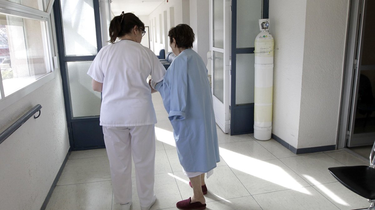 Una enfermera ayuda a una paciente. HDS