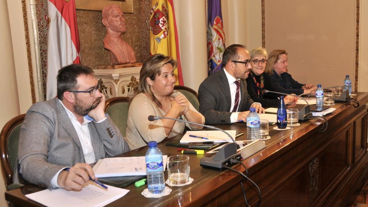 Miembros del equipo de Gobierno ayer en el pleno-V.G.
