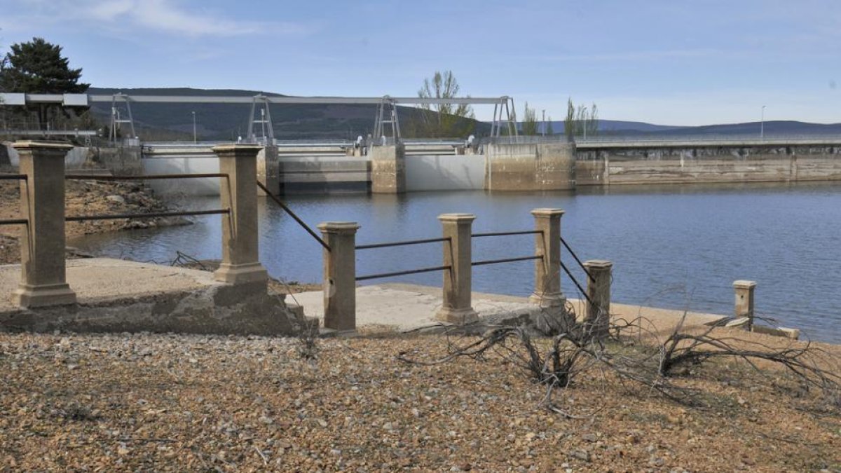 La presa y las escalerillas del embalse en la tarde de ayer.-VALENTÍN GUISANDE