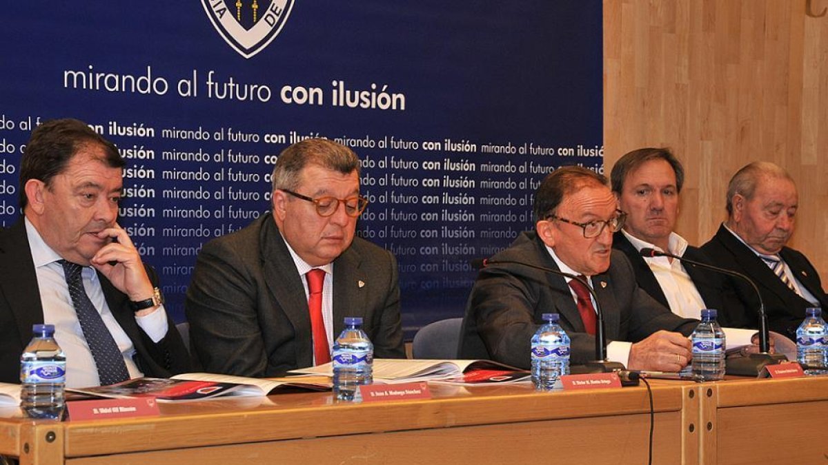 El Consejo de Administración del Numancia en la Junta de Accionistas del año pasado.-Valentín Guisande