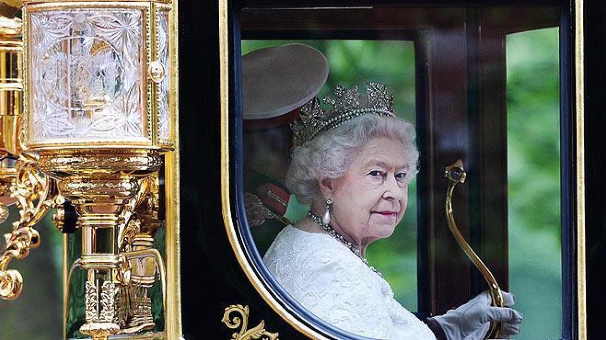 Isabel II de Inglaterra celebra 65 años de reinado.-