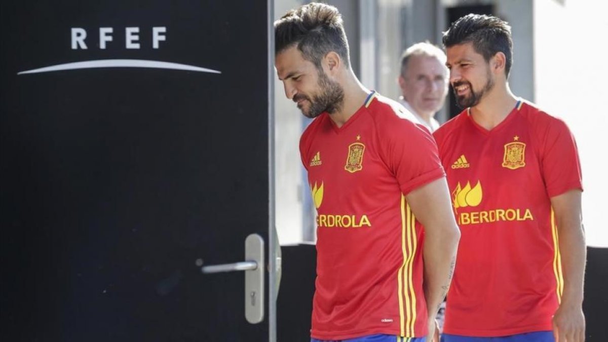 Cesc Fàbregas y Nolito, en la Ciudad del Fútbol de Las Rozas, este lunes-EFE / EMILIO NARANJO