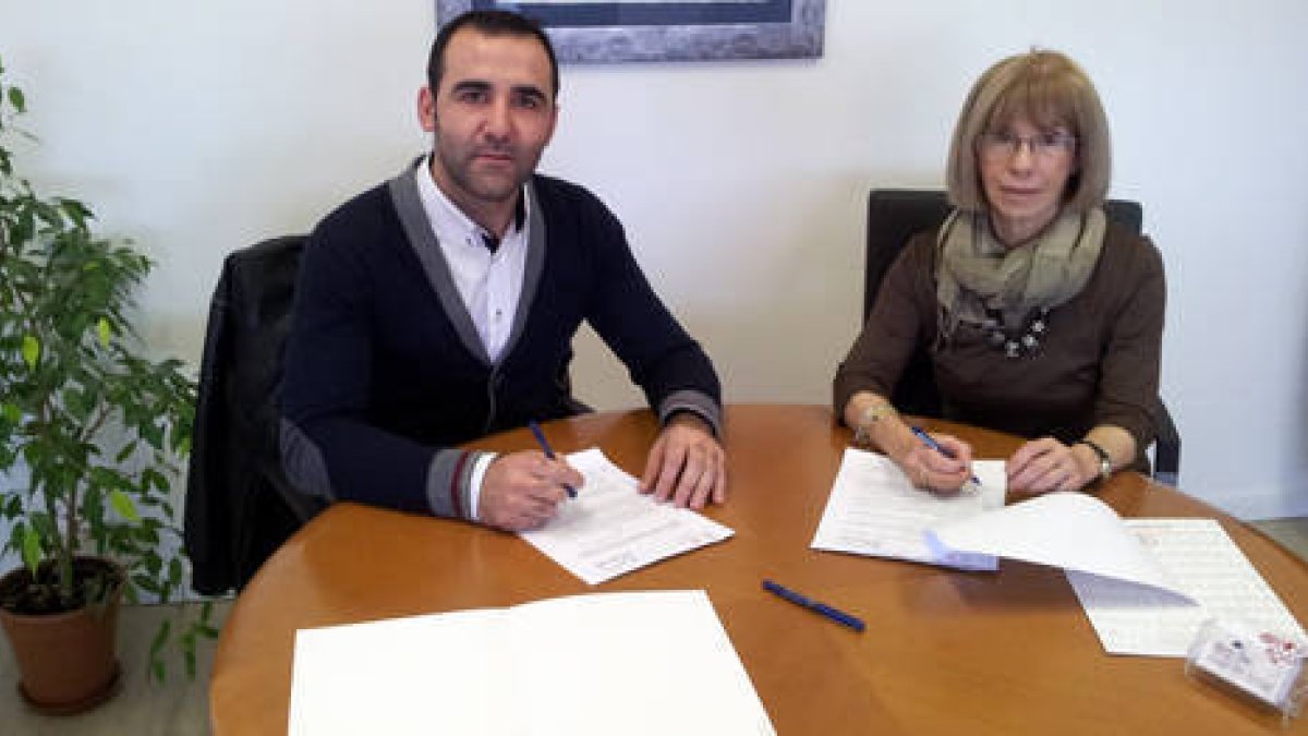 Benito y Moyano durante la firma del convenio. / UVa-