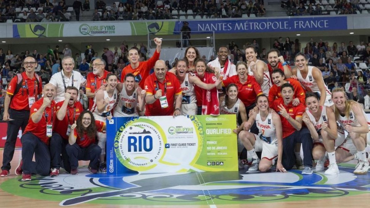 Las jugadoras de la selección posan tras clasificarse para Río.-FEB