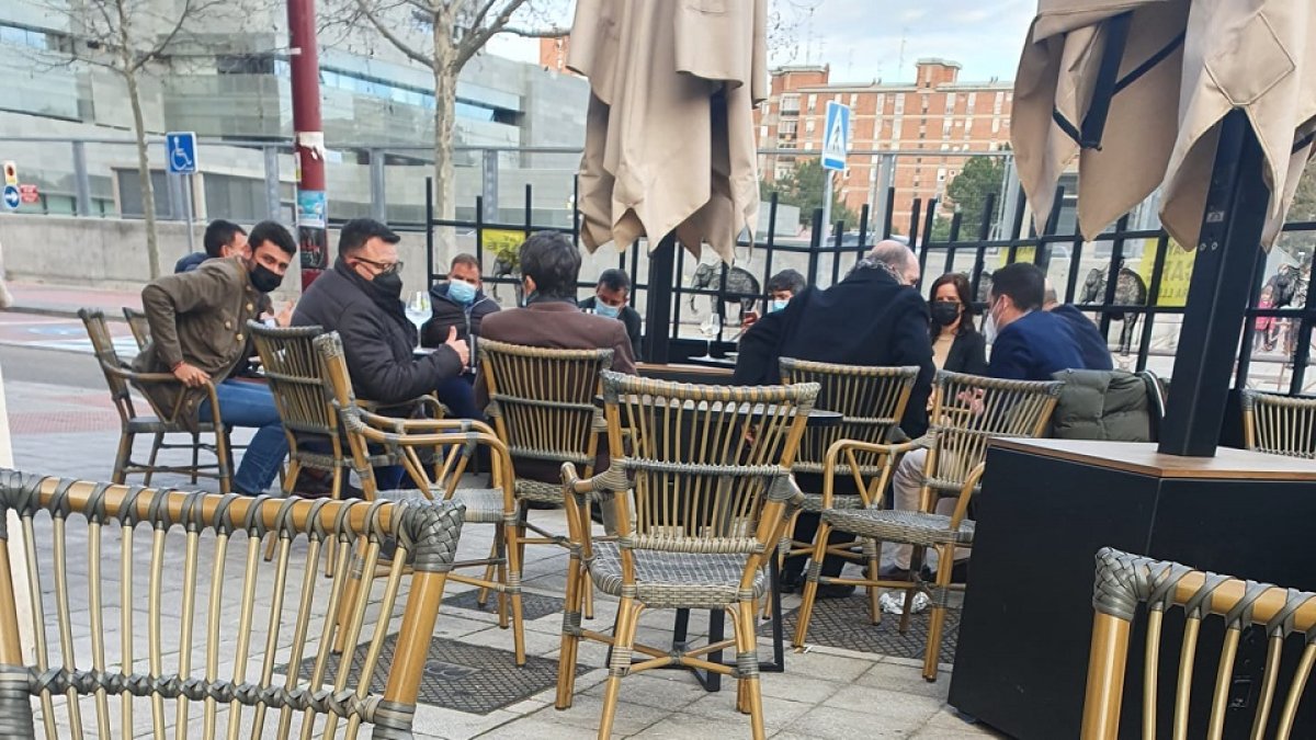 Igea junto a otros cargos de Ciudadanos incumplen las normas en una terraza de Valladolid.