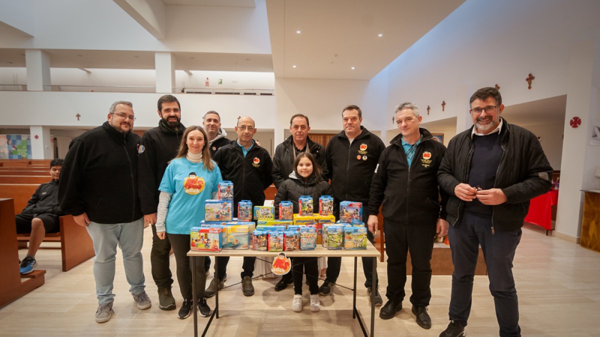 Acto de entrega de los juguetes Playmobil por parte de Aesclick al hogar de acogida de Camaretas. GONZALO MONTESEGURO