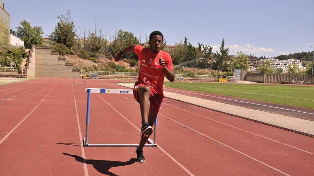 David José Pineda en un entrenamiento en las pistas del estadio de Los Pajaritos.-Valentín Guisande