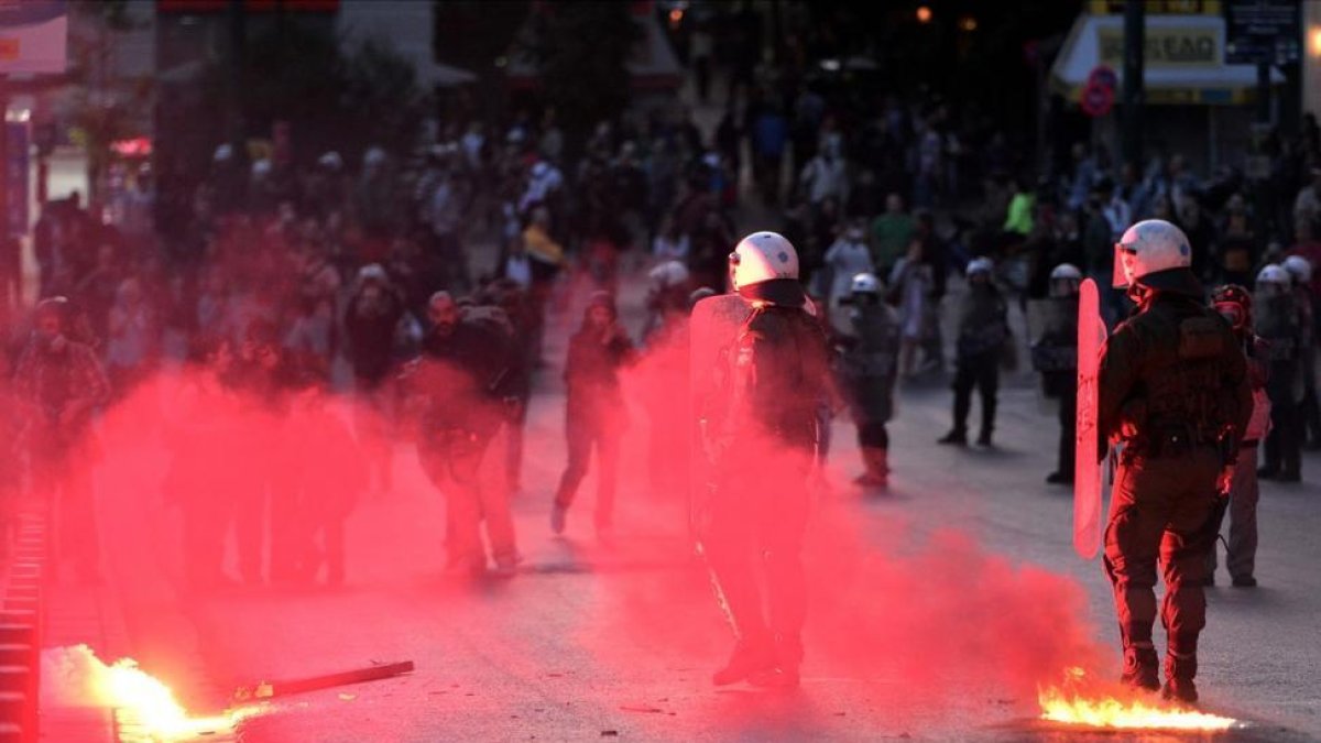 Enfrentamientos entre manifestantes y policía, esta madrugada frente al Parlamento griego, en Atenas.-AFP / LOUISA GOULIAMAKI