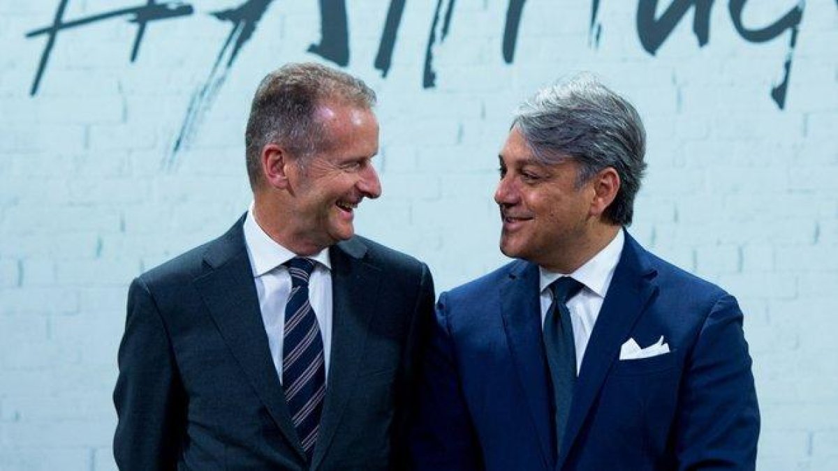 Herbert Diess (Volkswagen) y Luca De Meo (Seat).-AFP