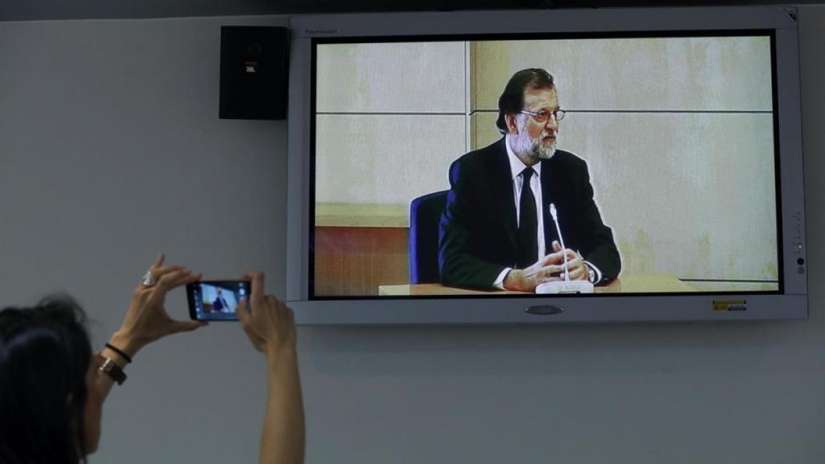 Imagen del monitor de la sala de prensa de la Audiencia Nacional de San Fernando de Henares del presidente del Gobierno.-/ EFE / CHEMA MOYA