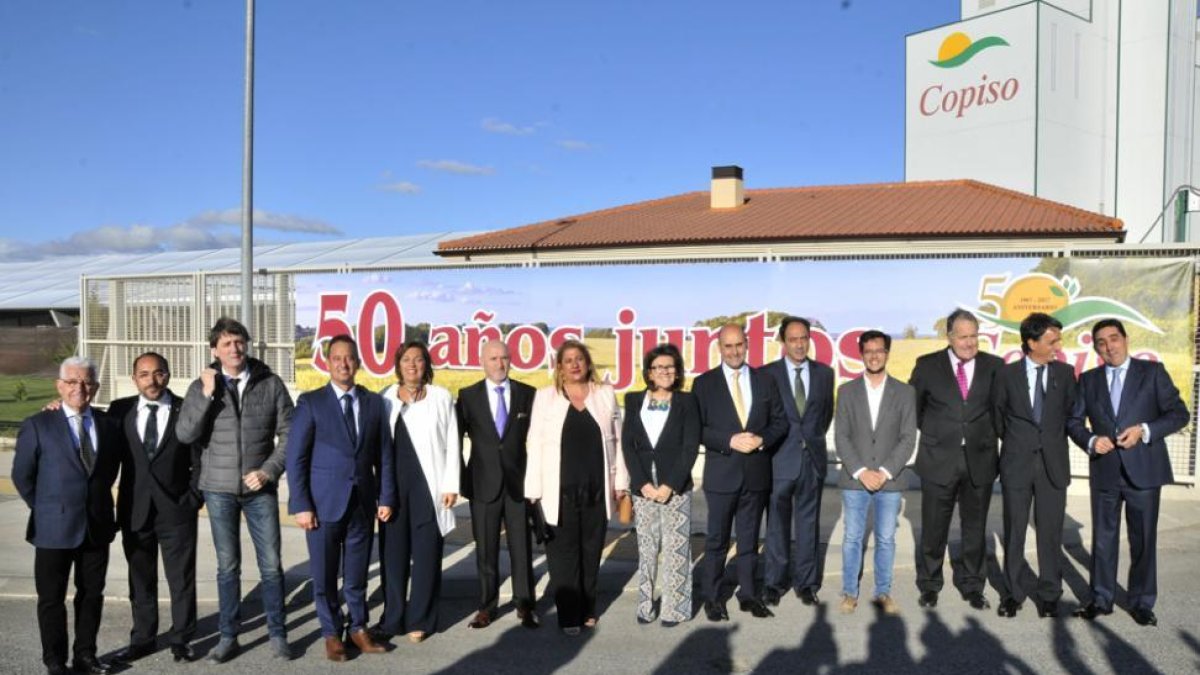 Numerosas autoridades arroparon a los responsables de Copiso.-VALENTÍN GUISANDE