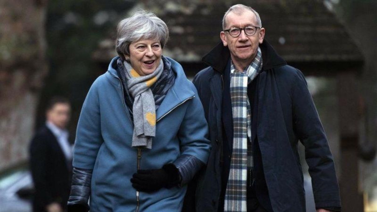 Theresa May y su marido llegan ayer a una iglesia cerca de High Wycombe.-EFE / WILL OLIVER