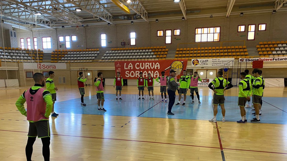 El Numancia se ejercitó en el pabellón de Los Pajaritos por la cantidad de nieve acumulada en los campos de entrenamiento. CD NUMANCIA