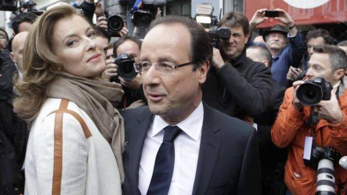 Trierweiler y Hollande, tras votar en la segunda vuelta de las presidenciales en Tulle, en mayo de 2012.-Foto: AP / LIONEL CIRONNEAU