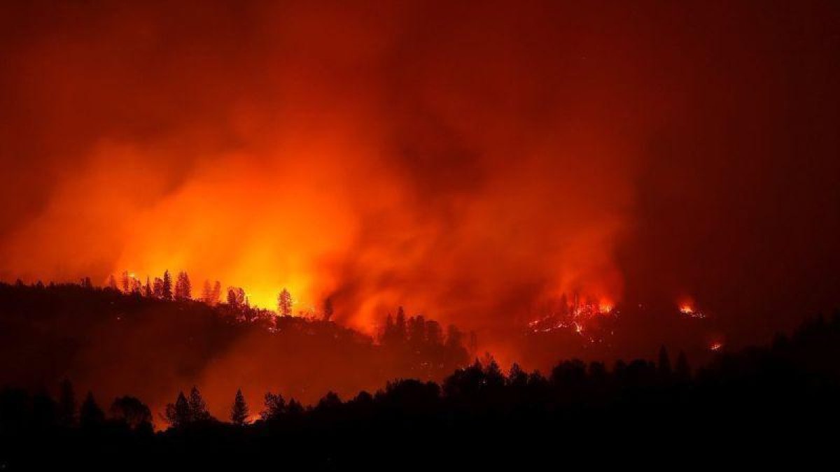El incendio quema las montañas cerca de Oroville, California.-JUSTIN SULLIVAN (GETTY IMAGES AFP)
