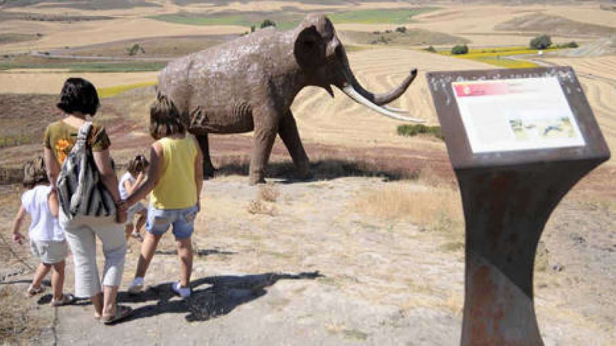 Monumento del elefante que se encuentra en Ambrona. / URSULA SIERRA-