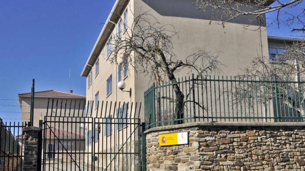 Exterior del cuartel de la Guardia Civil en Almarza.-VALENTIN GUISANDE