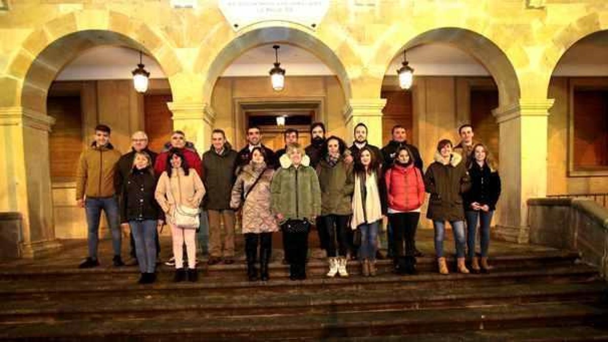 Parte de los Jurados voluntarios de 2018 posan tras el encuentro en el Consistorio.-Mario Tejedor