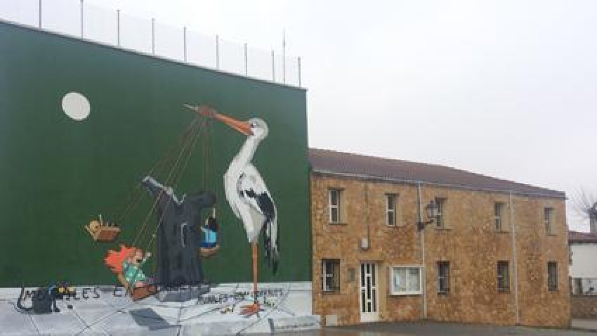 Las pintadas que estropean el mural creado este verano en el frontón de Tardajos de Duero.-S.I.B.