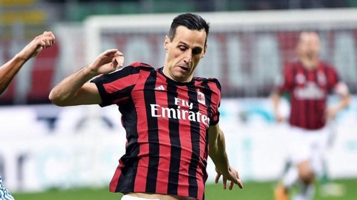 Nikola Kalinic durante un partido con el Milán. /-DANIEL DAL ZENNARO (EFE)