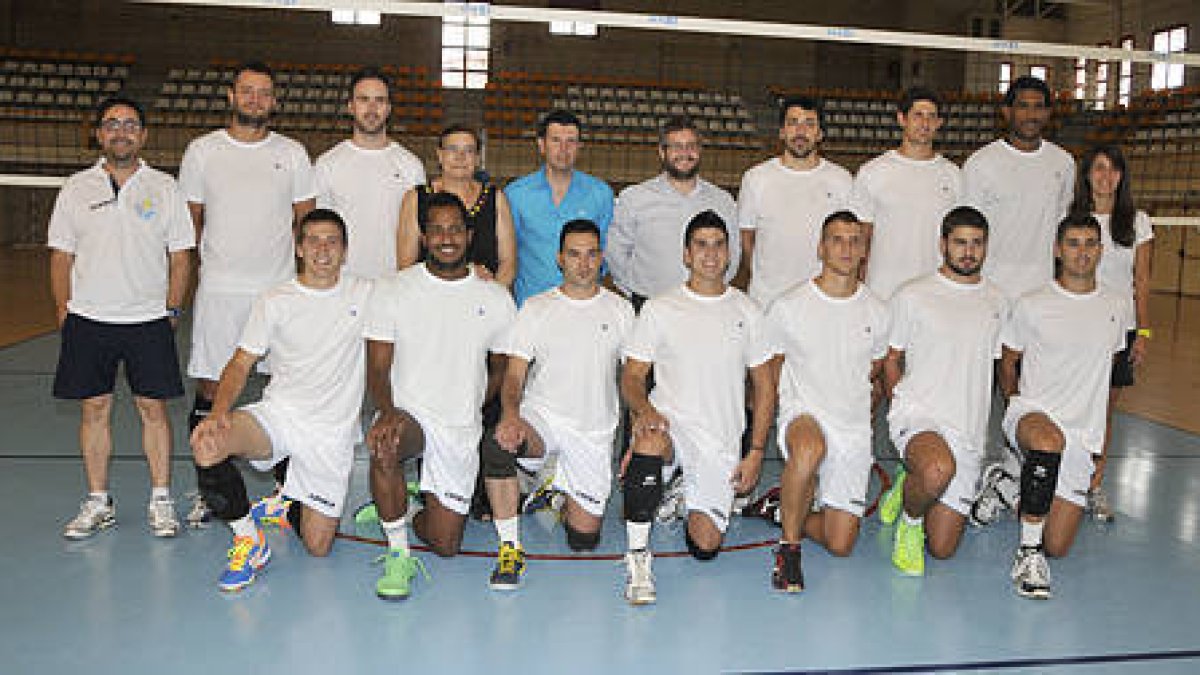 La plantilla del Río Duero antes de su primer entrenamiento de pretemporada. / VALENTÍN GUISANDE-