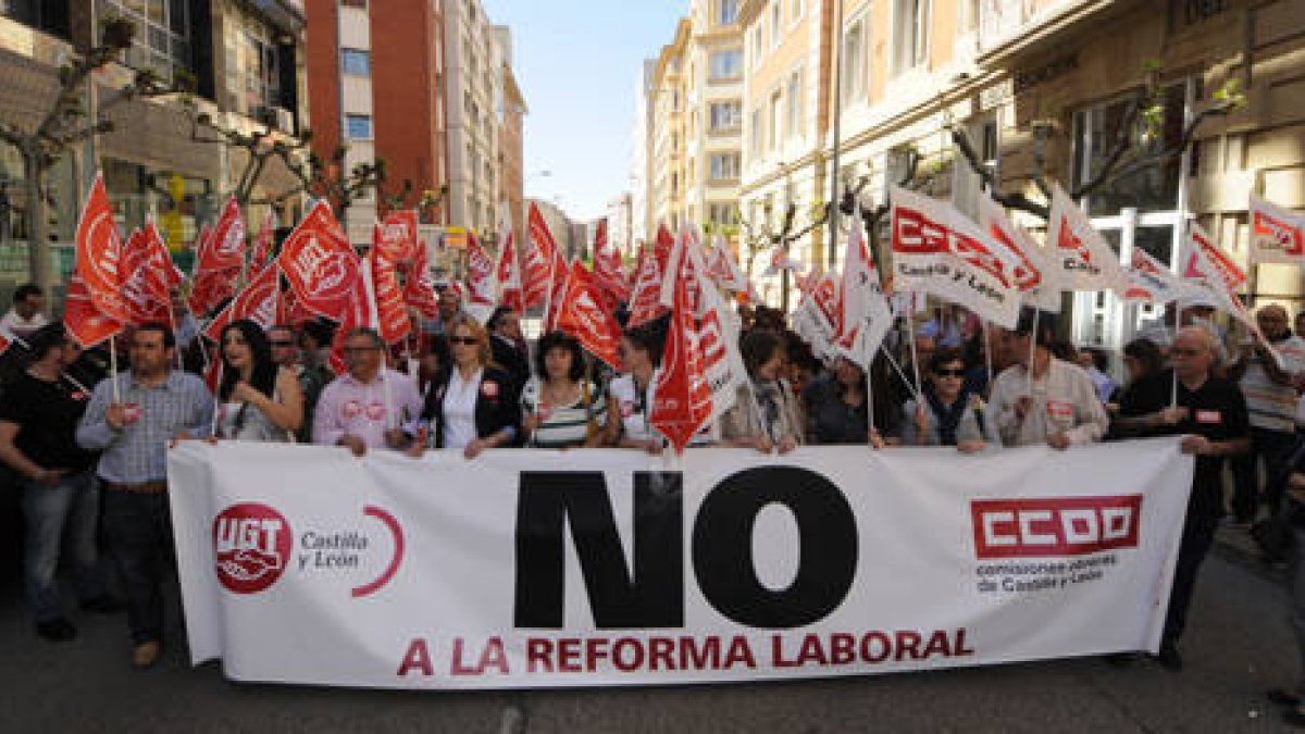 Concentrados, ayer, frente a la Subdelegación del Gobierno contra la reforma laboral. / VALENTÍN GUISANDE-