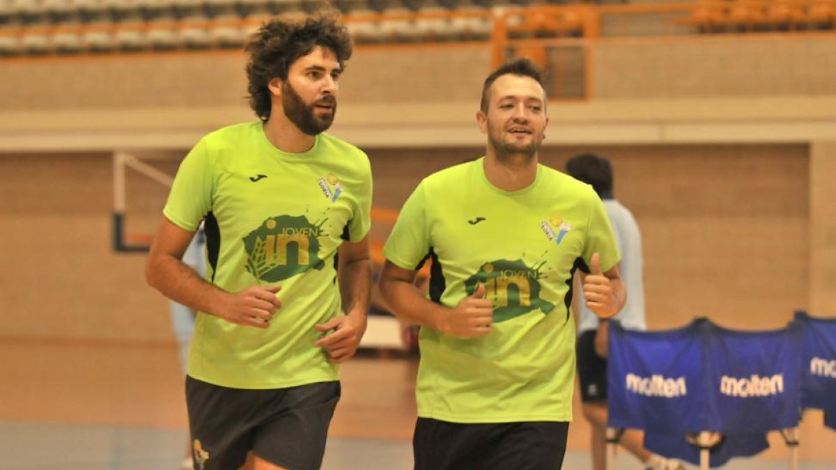 Sevillano y Manu Salvador durante un entrenamiento del equipo.-VALENTÍN GUISANDE