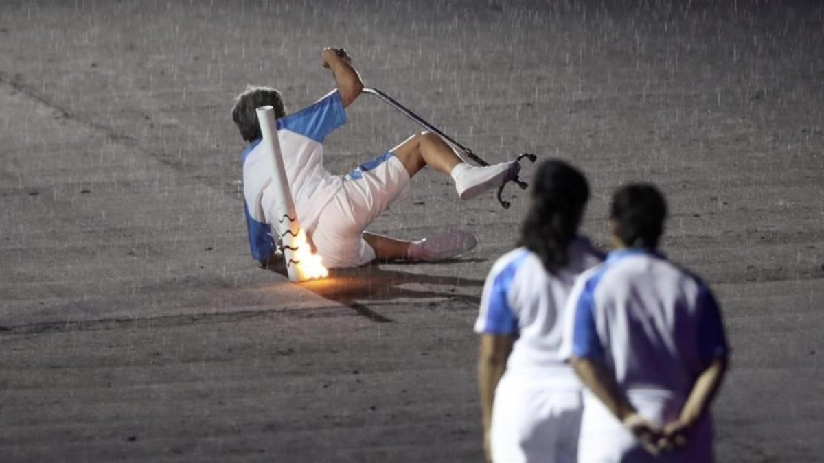La atleta brasileña Marcia Malsar cae durante la ceremonia de apertura de los Juegos Paralímpicos en Río.-REUTERS / UESLEI MARCELINO